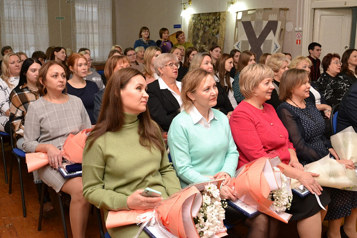 В Кировской области впервые для лучших педагогов учредят премию губернатора.